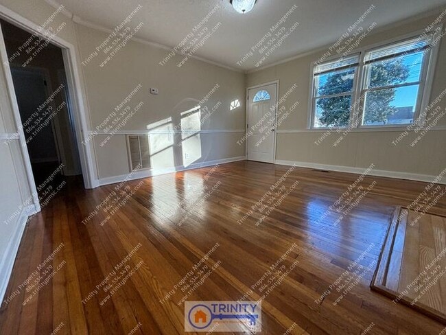 Building Photo - Bright and Sunny 2-bedroom, 1-bathroom Hom...