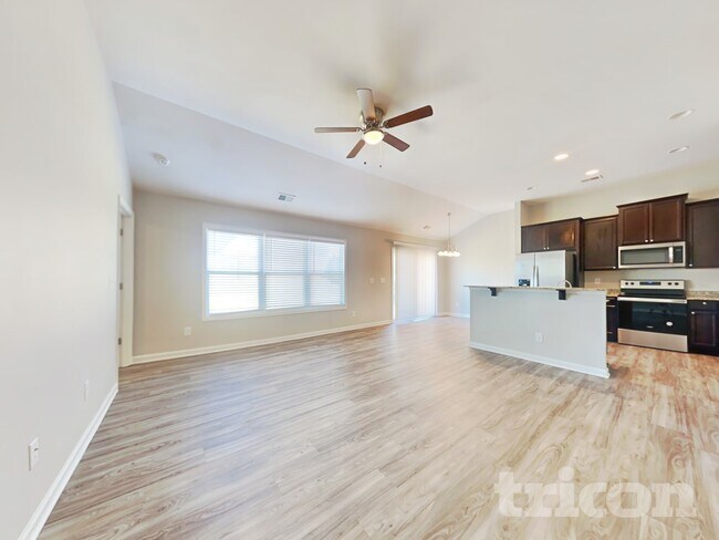 Foto del edificio - 415 Finch Ln