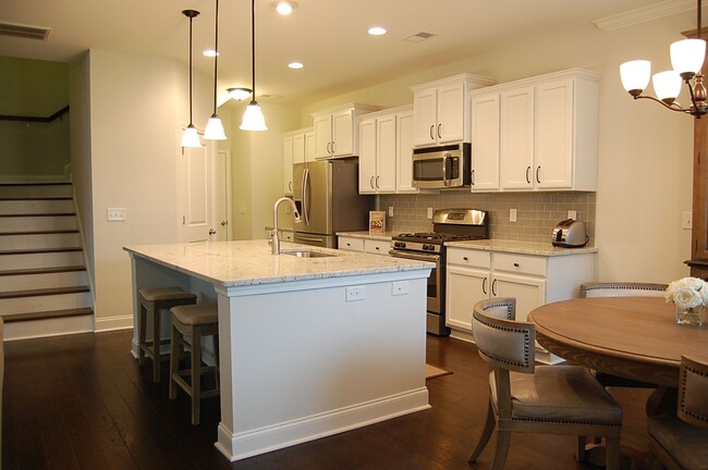 Building Photo - Beautiful four bedroom in Oyster Point - M...