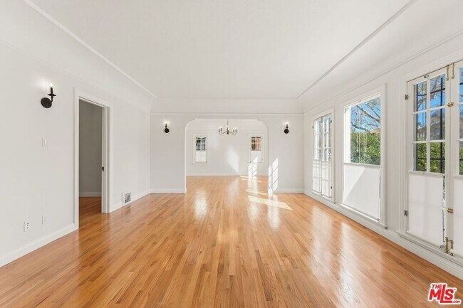 Foto del edificio - 123 N Orange Dr