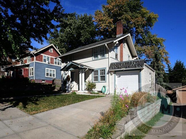 Foto del edificio - Discover 3-bedroom, 2.5-bath home in Omaha, NE