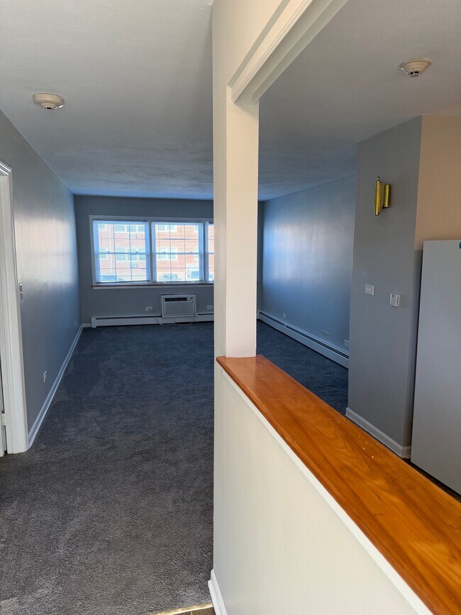 Building Photo - Colonial Gardens