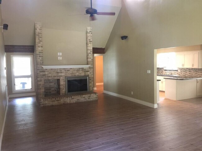 Foto del edificio - 15810 Sandy Hill Dr