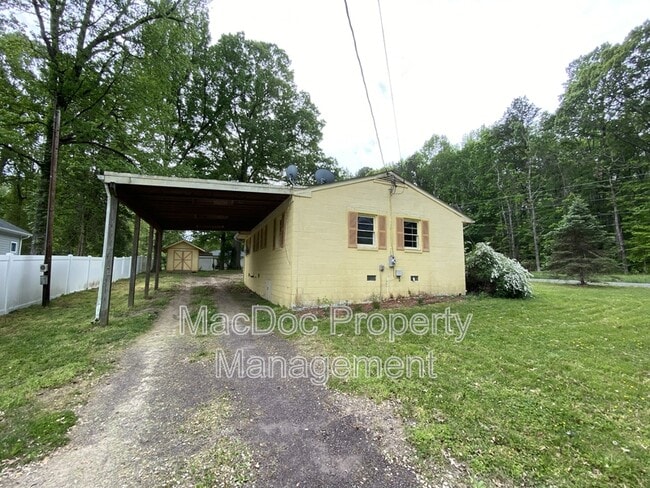 Building Photo - 10 Lake Dr