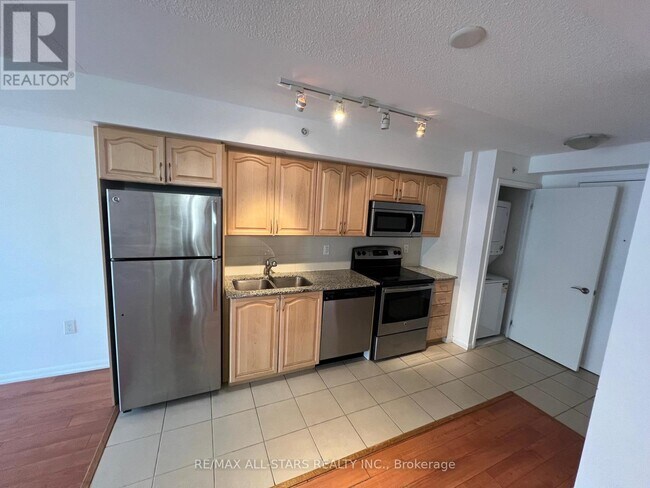 Photo du bâtiment - 830-1830 Lawrence Ave W