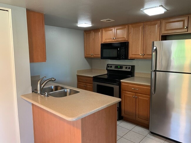 Building Photo - Great 2 Bedroom 2 Bathroom Split Floorplan...