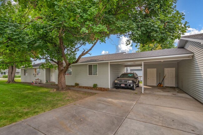 Foto del edificio - 2 bed 1 bath Rancher duplex (new flooring ...