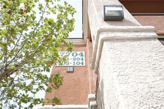 Foto del edificio - 7704 Himalayas Ave