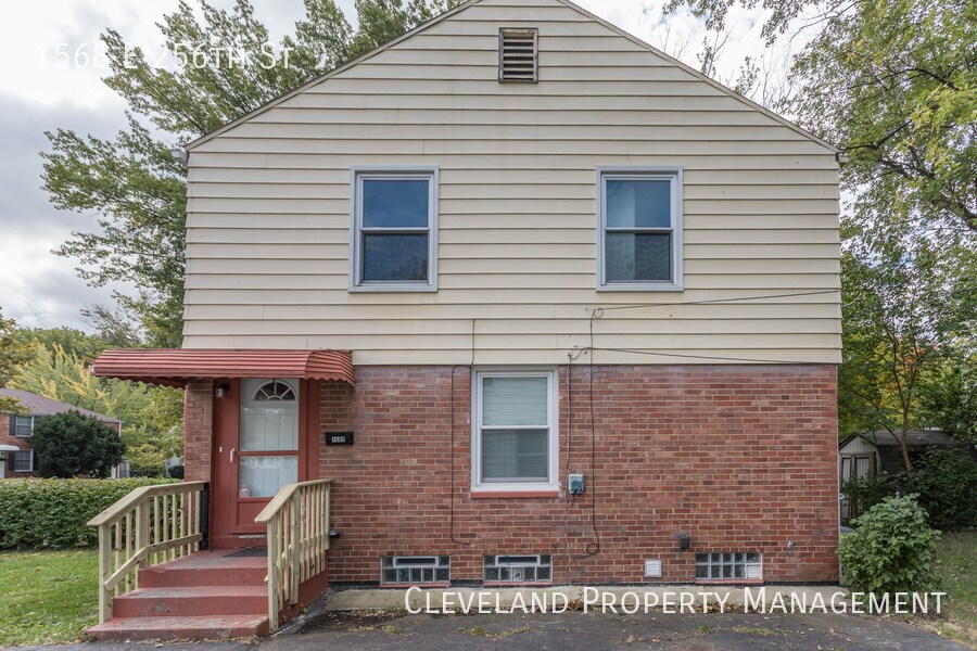 Foto principal - Renovated side by side home