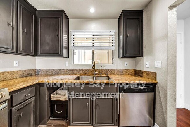 Foto del edificio - 250 Forest Ridge Rd