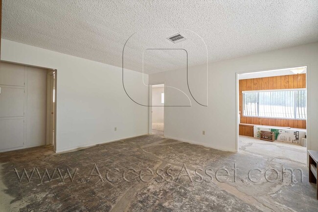 Building Photo - Comfy 2 Bed/1 Bath Home in Victorville!