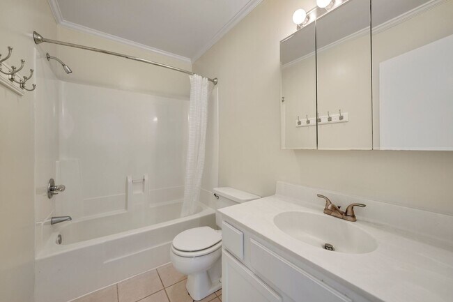 Foto del edificio - Available April! Convenient 2 BR/2.5BA Townhome