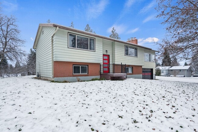 Building Photo - 4-Bedroom Retreat in Medical Lake - 2 Baths & 2,454 Sq/Ft Half Month Rent Free!