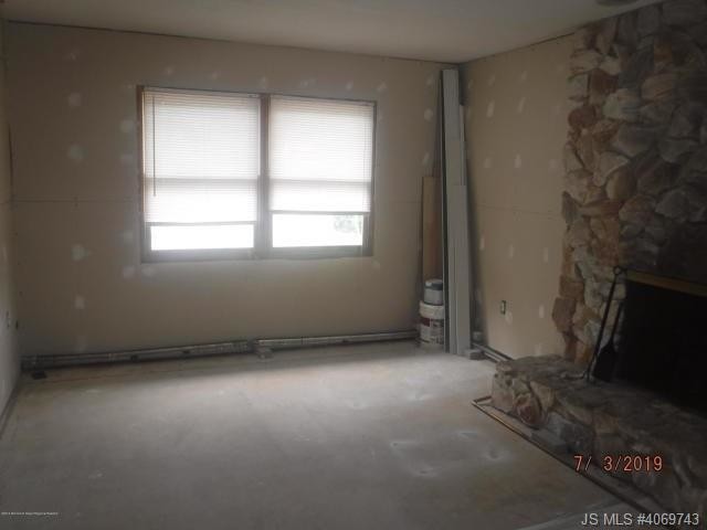 Building Photo - 324 Lawrence Dr