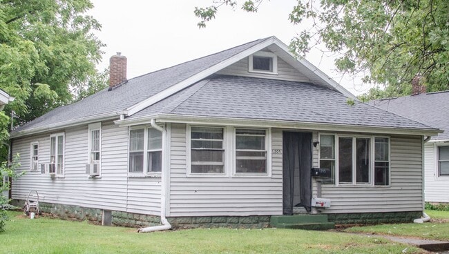 Building Photo - 2 Bedroom 1 Bathroom House, huge loft serv...