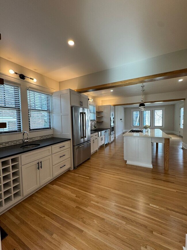 Building Photo - 2016 Sweetbriar Ave