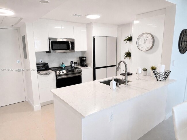 Foto del edificio - 10275 Collins Ave