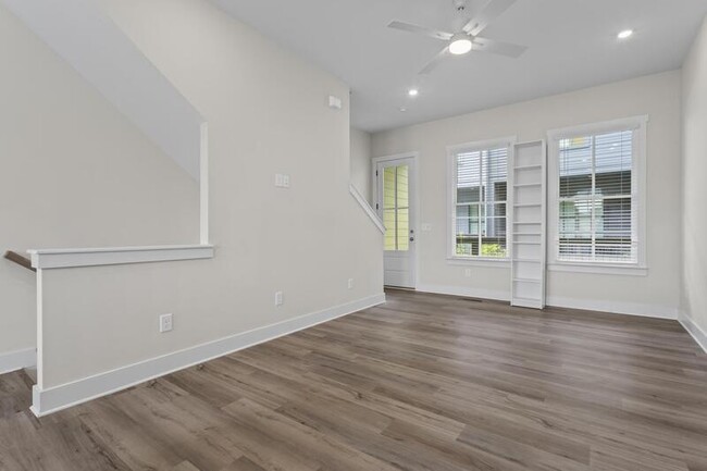 Building Photo - 1066 Crest Cir SE