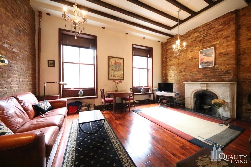 Livingwindowsfirepla - 28 W 12th St