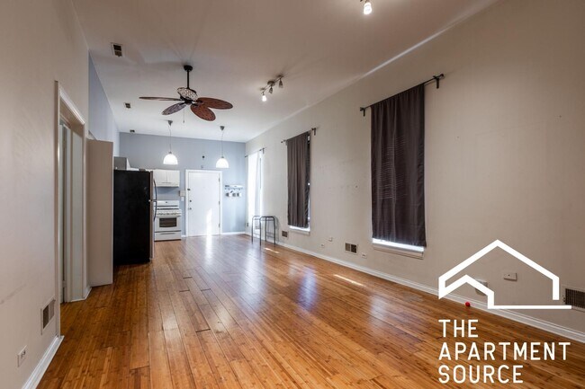 Foto del edificio - 646 N Damen Ave