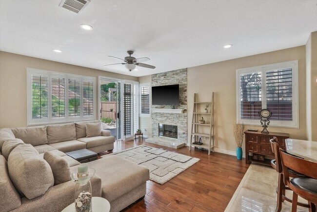 Foto del edificio - Welcome to this stunning 4-bedroom, 3-bath...