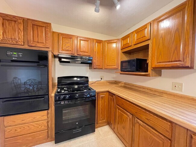 Foto del edificio - Large Furnished Rancher that Includes Lawn Maintenance and Bonus Room