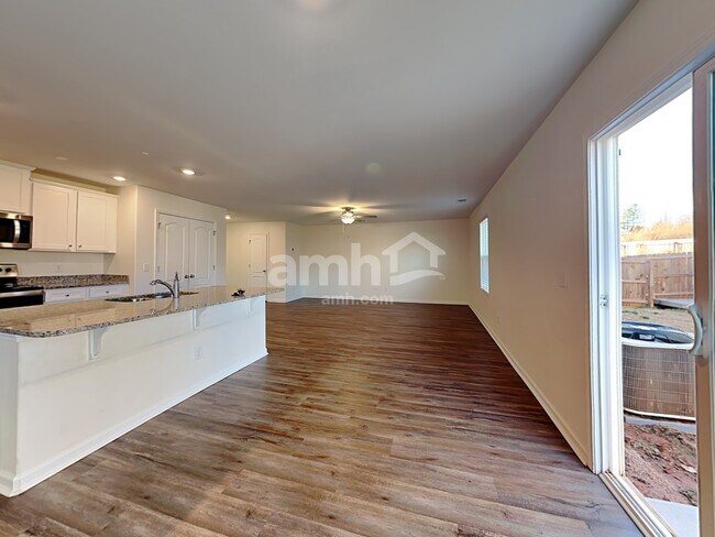 Building Photo - 2054 Southlea Dr
