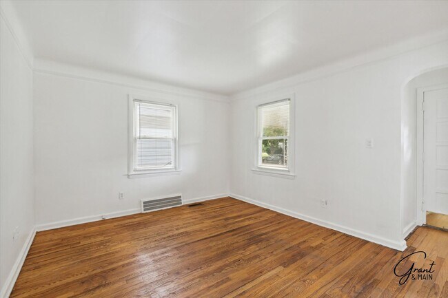 Foto del edificio - $1,050/month - 2 Bed 1 Bath in Harper Woods