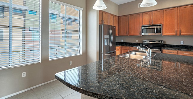 Building Photo - Beautiful Gated Townhome Near State Farm Stadium & Westgate