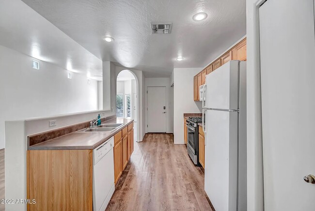 Kitchen - 39013 N Habitat Cir