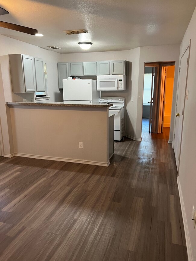 Building Photo - 1201 Village Garden Dr