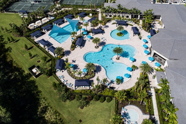 Building Photo - Stunning 2/2+Den Villa in Valencia Bonita!!