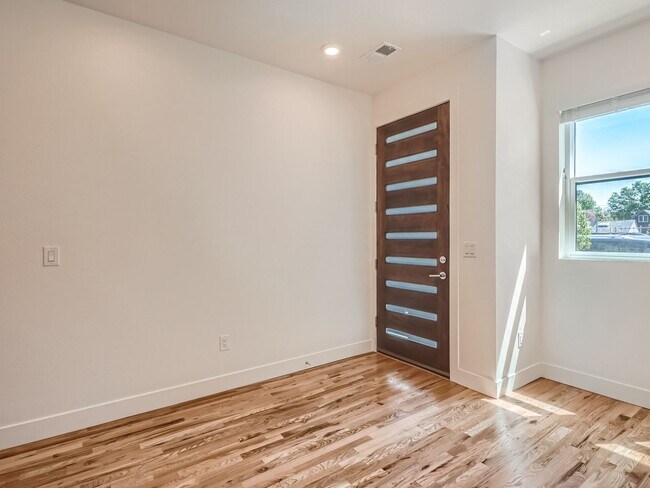 Building Photo - Stunning 2023- Built Brownstone-Style Town...