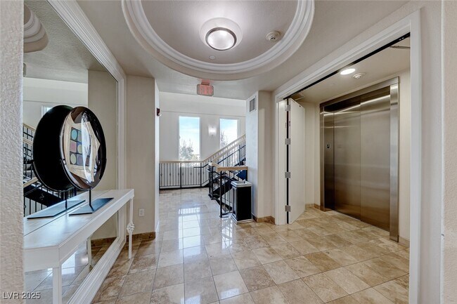 Foto del edificio - 2240 Village Walk Dr