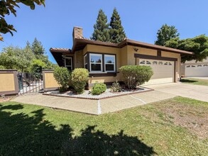 Building Photo - 12 Topsail Ct