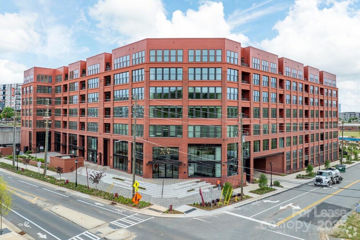 Foto principal - 300 E 36th St