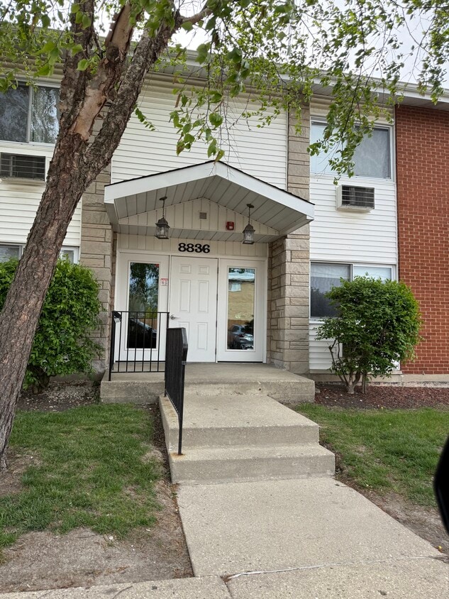 Primary Photo - 8836 N Western Ave