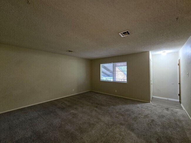 Foto del edificio - WATER INCLUDED - AVAILABLE NOW!