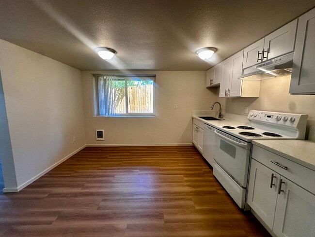 Building Photo - !*! MOVE IN SPECIAL: $300 OFF - Remodeled ...