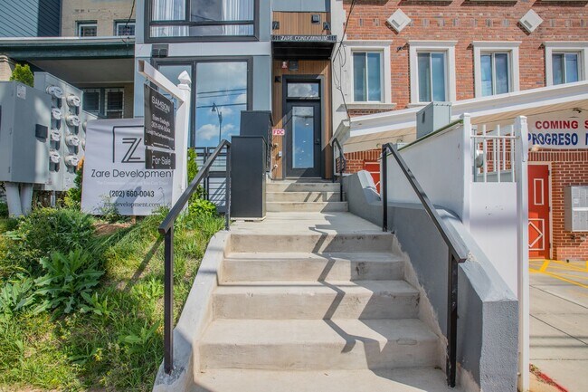 Foto del edificio - Stunning 1 BR & Den/2 BR Condo in Petworth!