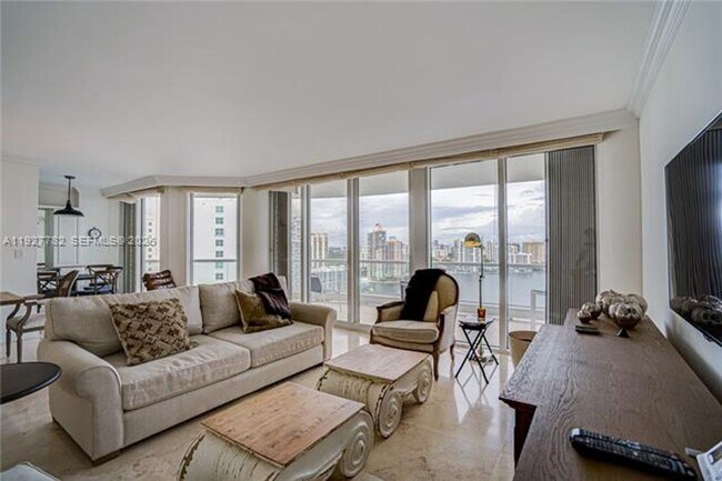 Foto del edificio - 7000 Island Blvd