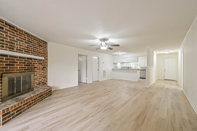 Building Photo - 202 Lakewood Dr