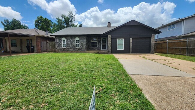 Building Photo - Very Nice Home!  Moore School District!