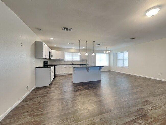 Foto del edificio - 908 Dunning Dr