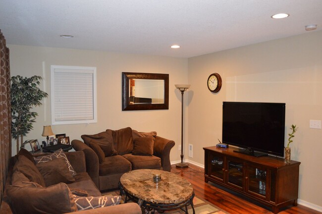 Building Photo - Large one bedroom/One Bath - NE Rochester