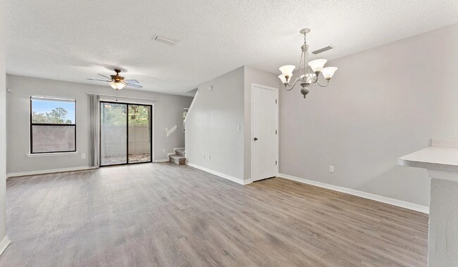 Building Photo - 2/2.5 Townhome with garage