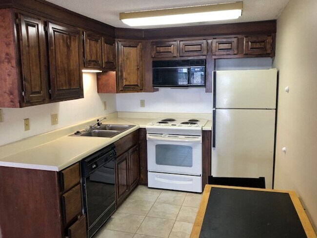 Building Photo - 623 N Gloster St