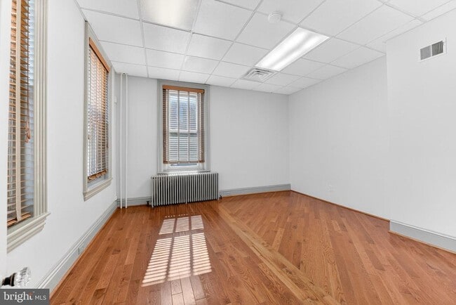 Building Photo - 401 W Broad St