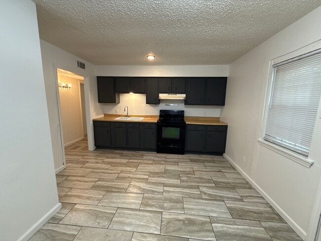 Building Photo - 911 Harris Dr