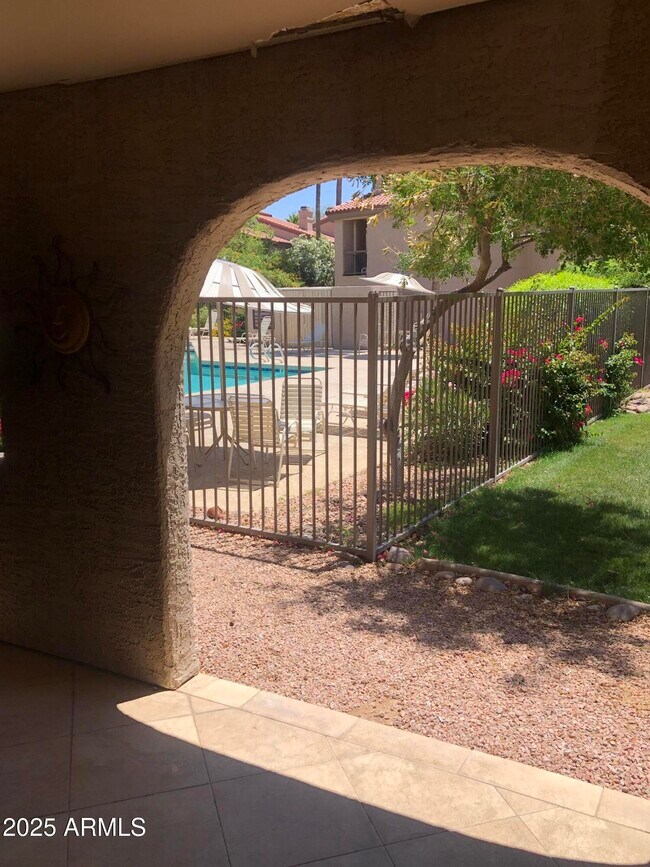 Foto del edificio - 9430 E Mission Ln